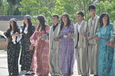 Hakkarinin Yüksekova ilçesinde Anadolu Teknik Meslek Lisesi ve Endüstri Meslek Lisesi öğrencileri mezuniyet coşkusu yaşadı