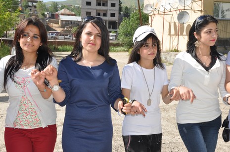Hakkarinin Yüksekova ilçesinde Anadolu Teknik Meslek Lisesi ve Endüstri Meslek Lisesi öğrencileri mezuniyet coşkusu yaşadı