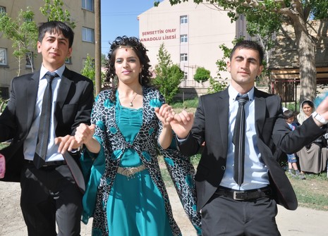 Hakkarinin Yüksekova ilçesinde Anadolu Teknik Meslek Lisesi ve Endüstri Meslek Lisesi öğrencileri mezuniyet coşkusu yaşadı