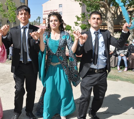 Hakkarinin Yüksekova ilçesinde Anadolu Teknik Meslek Lisesi ve Endüstri Meslek Lisesi öğrencileri mezuniyet coşkusu yaşadı