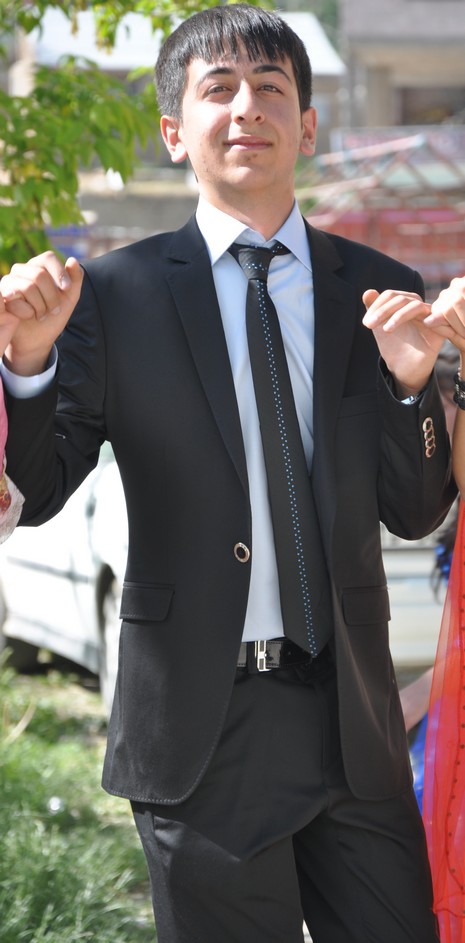 Hakkarinin Yüksekova ilçesinde Anadolu Teknik Meslek Lisesi ve Endüstri Meslek Lisesi öğrencileri mezuniyet coşkusu yaşadı