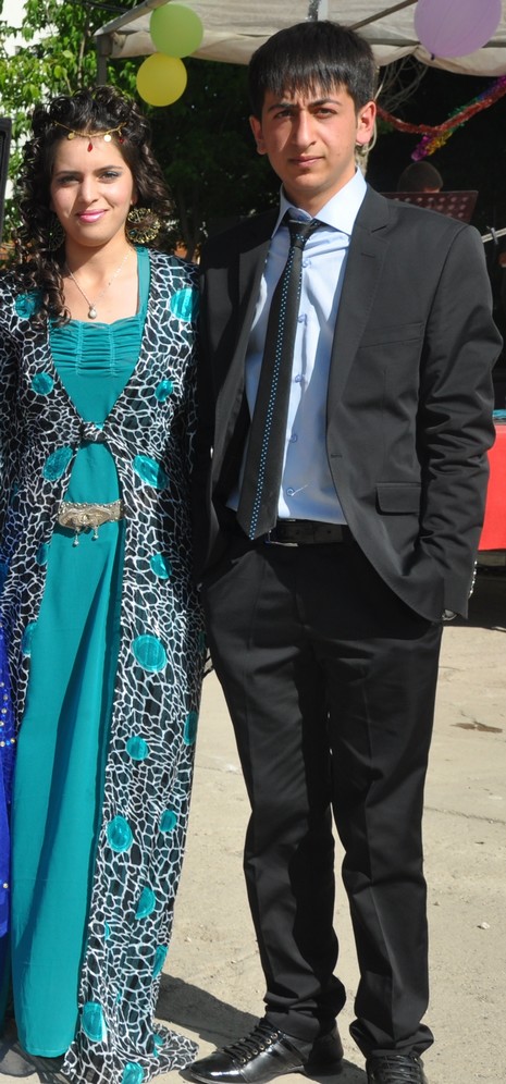 Hakkarinin Yüksekova ilçesinde Anadolu Teknik Meslek Lisesi ve Endüstri Meslek Lisesi öğrencileri mezuniyet coşkusu yaşadı