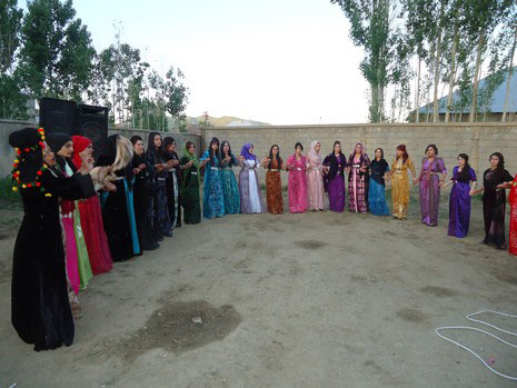 Hakkari'nin Yüksekova ilçesinde 02 - 03 Haziran 2012'de Dünya evine Giren Çiftlerimizi Sizler için Sayfamıza taşıdık. Yüksekova Güncel Ailesi olarak Tüm Çiftlerimize mutluluklar Dileriz. FOTOĞRAFLAR : Yaşar KAPLAN- Rojhat YİĞİT