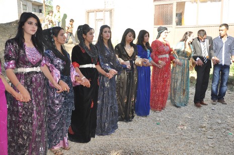 Hakkari'nin Yüksekova ilçesinde 02 - 03 Haziran 2012'de Dünya evine Giren Çiftlerimizi Sizler için Sayfamıza taşıdık. Yüksekova Güncel Ailesi olarak Tüm Çiftlerimize mutluluklar Dileriz. FOTOĞRAFLAR : Yaşar KAPLAN- Rojhat YİĞİT
