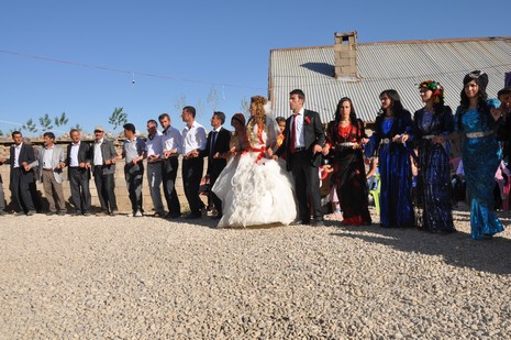 Hakkari'nin Yüksekova ilçesinde 02 - 03 Haziran 2012'de Dünya evine Giren Çiftlerimizi Sizler için Sayfamıza taşıdık. Yüksekova Güncel Ailesi olarak Tüm Çiftlerimize mutluluklar Dileriz. FOTOĞRAFLAR : Yaşar KAPLAN- Rojhat YİĞİT