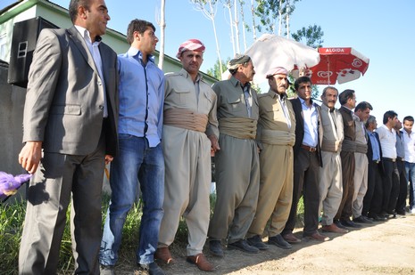 Hakkari'nin Yüksekova ilçesinde 02 - 03 Haziran 2012'de Dünya evine Giren Çiftlerimizi Sizler için Sayfamıza taşıdık. Yüksekova Güncel Ailesi olarak Tüm Çiftlerimize mutluluklar Dileriz. FOTOĞRAFLAR : Yaşar KAPLAN- Rojhat YİĞİT