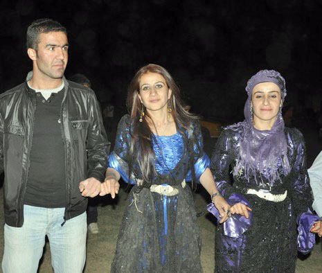 Hakkari'nin Yüksekova ilçesinde 02 - 03 Haziran 2012'de Dünya evine Giren Çiftlerimizi Sizler için Sayfamıza taşıdık. Yüksekova Güncel Ailesi olarak Tüm Çiftlerimize mutluluklar Dileriz. FOTOĞRAFLAR : Yaşar KAPLAN- Rojhat YİĞİT