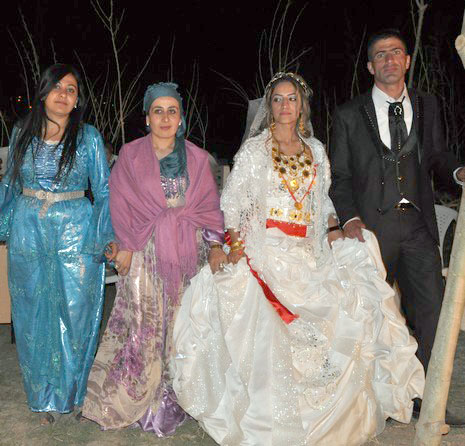 Hakkari'nin Yüksekova ilçesinde 02 - 03 Haziran 2012'de Dünya evine Giren Çiftlerimizi Sizler için Sayfamıza taşıdık. Yüksekova Güncel Ailesi olarak Tüm Çiftlerimize mutluluklar Dileriz. FOTOĞRAFLAR : Yaşar KAPLAN- Rojhat YİĞİT