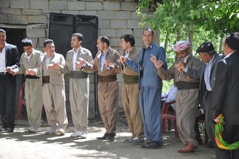 Hakkari'nin Yüksekova ilçesinde 02 - 03 Haziran 2012'de Dünya evine Giren Çiftlerimizi Sizler için Sayfamıza taşıdık. Yüksekova Güncel Ailesi olarak Tüm Çiftlerimize mutluluklar Dileriz. FOTOĞRAFLAR : Yaşar KAPLAN- Rojhat YİĞİT