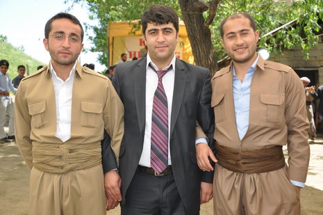 Hakkari'nin Yüksekova ilçesinde 02 - 03 Haziran 2012'de Dünya evine Giren Çiftlerimizi Sizler için Sayfamıza taşıdık. Yüksekova Güncel Ailesi olarak Tüm Çiftlerimize mutluluklar Dileriz. FOTOĞRAFLAR : Yaşar KAPLAN- Rojhat YİĞİT