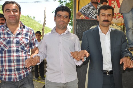 Hakkari'nin Yüksekova ilçesinde 02 - 03 Haziran 2012'de Dünya evine Giren Çiftlerimizi Sizler için Sayfamıza taşıdık. Yüksekova Güncel Ailesi olarak Tüm Çiftlerimize mutluluklar Dileriz. FOTOĞRAFLAR : Yaşar KAPLAN- Rojhat YİĞİT