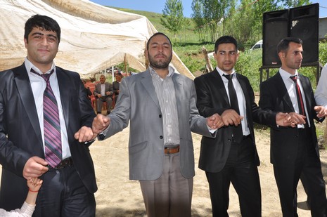 Hakkari'nin Yüksekova ilçesinde 02 - 03 Haziran 2012'de Dünya evine Giren Çiftlerimizi Sizler için Sayfamıza taşıdık. Yüksekova Güncel Ailesi olarak Tüm Çiftlerimize mutluluklar Dileriz. FOTOĞRAFLAR : Yaşar KAPLAN- Rojhat YİĞİT