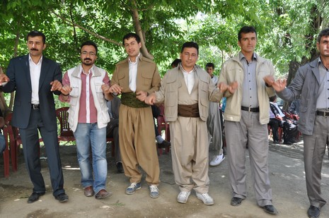 Hakkari'nin Yüksekova ilçesinde 02 - 03 Haziran 2012'de Dünya evine Giren Çiftlerimizi Sizler için Sayfamıza taşıdık. Yüksekova Güncel Ailesi olarak Tüm Çiftlerimize mutluluklar Dileriz. FOTOĞRAFLAR : Yaşar KAPLAN- Rojhat YİĞİT