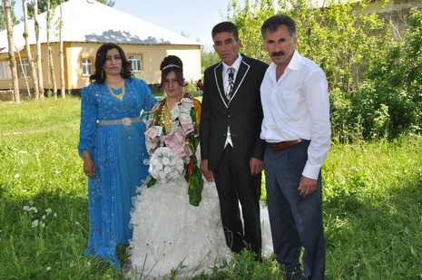 Hakkari'nin Yüksekova ilçesinde 02 - 03 Haziran 2012'de Dünya evine Giren Çiftlerimizi Sizler için Sayfamıza taşıdık. Yüksekova Güncel Ailesi olarak Tüm Çiftlerimize mutluluklar Dileriz. FOTOĞRAFLAR : Yaşar KAPLAN- Rojhat YİĞİT