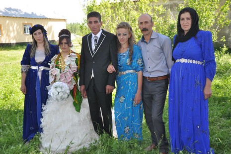 Hakkari'nin Yüksekova ilçesinde 02 - 03 Haziran 2012'de Dünya evine Giren Çiftlerimizi Sizler için Sayfamıza taşıdık. Yüksekova Güncel Ailesi olarak Tüm Çiftlerimize mutluluklar Dileriz. FOTOĞRAFLAR : Yaşar KAPLAN- Rojhat YİĞİT
