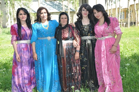 Hakkari'nin Yüksekova ilçesinde 02 - 03 Haziran 2012'de Dünya evine Giren Çiftlerimizi Sizler için Sayfamıza taşıdık. Yüksekova Güncel Ailesi olarak Tüm Çiftlerimize mutluluklar Dileriz. FOTOĞRAFLAR : Yaşar KAPLAN- Rojhat YİĞİT