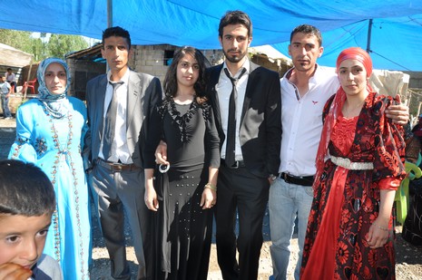 Hakkari'nin Yüksekova ilçesinde 02 - 03 Haziran 2012'de Dünya evine Giren Çiftlerimizi Sizler için Sayfamıza taşıdık. Yüksekova Güncel Ailesi olarak Tüm Çiftlerimize mutluluklar Dileriz. FOTOĞRAFLAR : Yaşar KAPLAN- Rojhat YİĞİT