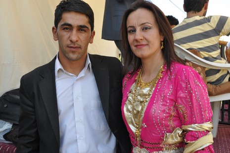 Hakkari'nin Yüksekova ilçesinde 02 - 03 Haziran 2012'de Dünya evine Giren Çiftlerimizi Sizler için Sayfamıza taşıdık. Yüksekova Güncel Ailesi olarak Tüm Çiftlerimize mutluluklar Dileriz. FOTOĞRAFLAR : Yaşar KAPLAN- Rojhat YİĞİT