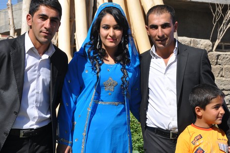 Hakkari'nin Yüksekova ilçesinde 02 - 03 Haziran 2012'de Dünya evine Giren Çiftlerimizi Sizler için Sayfamıza taşıdık. Yüksekova Güncel Ailesi olarak Tüm Çiftlerimize mutluluklar Dileriz. FOTOĞRAFLAR : Yaşar KAPLAN- Rojhat YİĞİT