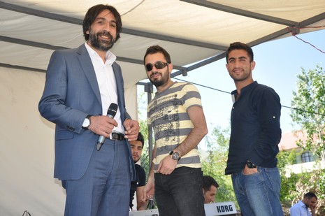 Hakkari'nin Yüksekova ilçesinde 02 - 03 Haziran 2012'de Dünya evine Giren Çiftlerimizi Sizler için Sayfamıza taşıdık. Yüksekova Güncel Ailesi olarak Tüm Çiftlerimize mutluluklar Dileriz. FOTOĞRAFLAR : Yaşar KAPLAN- Rojhat YİĞİT