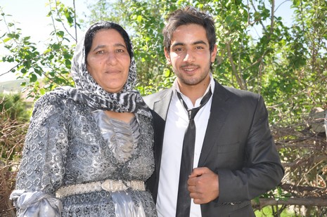 Hakkari'nin Yüksekova ilçesinde 02 - 03 Haziran 2012'de Dünya evine Giren Çiftlerimizi Sizler için Sayfamıza taşıdık. Yüksekova Güncel Ailesi olarak Tüm Çiftlerimize mutluluklar Dileriz. FOTOĞRAFLAR : Yaşar KAPLAN- Rojhat YİĞİT