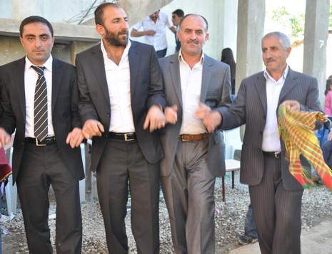 Hakkari'nin Yüksekova ilçesinde 02 - 03 Haziran 2012'de Dünya evine Giren Çiftlerimizi Sizler için Sayfamıza taşıdık. Yüksekova Güncel Ailesi olarak Tüm Çiftlerimize mutluluklar Dileriz. FOTOĞRAFLAR : Yaşar KAPLAN- Rojhat YİĞİT