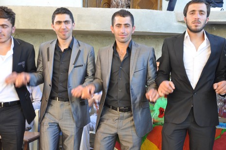 Hakkari'nin Yüksekova ilçesinde 02 - 03 Haziran 2012'de Dünya evine Giren Çiftlerimizi Sizler için Sayfamıza taşıdık. Yüksekova Güncel Ailesi olarak Tüm Çiftlerimize mutluluklar Dileriz. FOTOĞRAFLAR : Yaşar KAPLAN- Rojhat YİĞİT