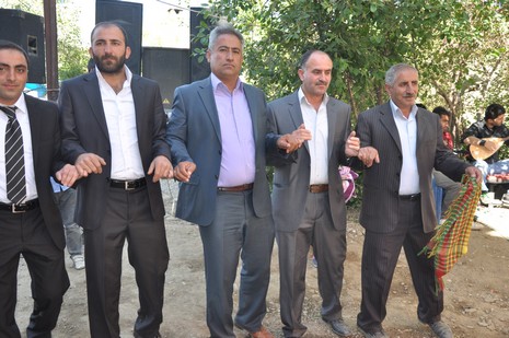 Hakkari'nin Yüksekova ilçesinde 02 - 03 Haziran 2012'de Dünya evine Giren Çiftlerimizi Sizler için Sayfamıza taşıdık. Yüksekova Güncel Ailesi olarak Tüm Çiftlerimize mutluluklar Dileriz. FOTOĞRAFLAR : Yaşar KAPLAN- Rojhat YİĞİT