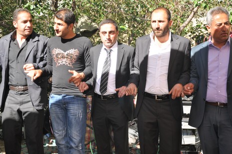 Hakkari'nin Yüksekova ilçesinde 02 - 03 Haziran 2012'de Dünya evine Giren Çiftlerimizi Sizler için Sayfamıza taşıdık. Yüksekova Güncel Ailesi olarak Tüm Çiftlerimize mutluluklar Dileriz. FOTOĞRAFLAR : Yaşar KAPLAN- Rojhat YİĞİT