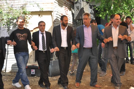 Hakkari'nin Yüksekova ilçesinde 02 - 03 Haziran 2012'de Dünya evine Giren Çiftlerimizi Sizler için Sayfamıza taşıdık. Yüksekova Güncel Ailesi olarak Tüm Çiftlerimize mutluluklar Dileriz. FOTOĞRAFLAR : Yaşar KAPLAN- Rojhat YİĞİT