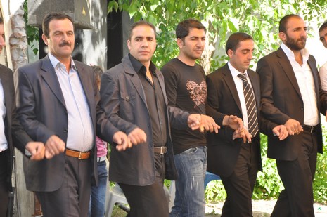 Hakkari'nin Yüksekova ilçesinde 02 - 03 Haziran 2012'de Dünya evine Giren Çiftlerimizi Sizler için Sayfamıza taşıdık. Yüksekova Güncel Ailesi olarak Tüm Çiftlerimize mutluluklar Dileriz. FOTOĞRAFLAR : Yaşar KAPLAN- Rojhat YİĞİT