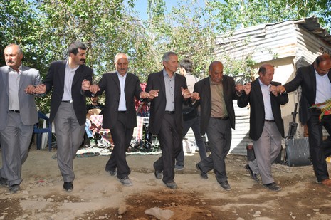 Hakkari'nin Yüksekova ilçesinde 02 - 03 Haziran 2012'de Dünya evine Giren Çiftlerimizi Sizler için Sayfamıza taşıdık. Yüksekova Güncel Ailesi olarak Tüm Çiftlerimize mutluluklar Dileriz. FOTOĞRAFLAR : Yaşar KAPLAN- Rojhat YİĞİT