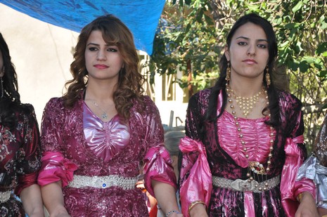 Hakkari'nin Yüksekova ilçesinde 02 - 03 Haziran 2012'de Dünya evine Giren Çiftlerimizi Sizler için Sayfamıza taşıdık. Yüksekova Güncel Ailesi olarak Tüm Çiftlerimize mutluluklar Dileriz. FOTOĞRAFLAR : Yaşar KAPLAN- Rojhat YİĞİT