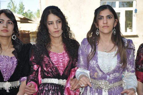 Hakkari'nin Yüksekova ilçesinde 02 - 03 Haziran 2012'de Dünya evine Giren Çiftlerimizi Sizler için Sayfamıza taşıdık. Yüksekova Güncel Ailesi olarak Tüm Çiftlerimize mutluluklar Dileriz. FOTOĞRAFLAR : Yaşar KAPLAN- Rojhat YİĞİT