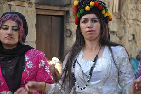 Hakkari'nin Yüksekova ilçesinde 02 - 03 Haziran 2012'de Dünya evine Giren Çiftlerimizi Sizler için Sayfamıza taşıdık. Yüksekova Güncel Ailesi olarak Tüm Çiftlerimize mutluluklar Dileriz. FOTOĞRAFLAR : Yaşar KAPLAN- Rojhat YİĞİT