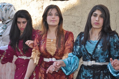 Hakkari'nin Yüksekova ilçesinde 02 - 03 Haziran 2012'de Dünya evine Giren Çiftlerimizi Sizler için Sayfamıza taşıdık. Yüksekova Güncel Ailesi olarak Tüm Çiftlerimize mutluluklar Dileriz. FOTOĞRAFLAR : Yaşar KAPLAN- Rojhat YİĞİT