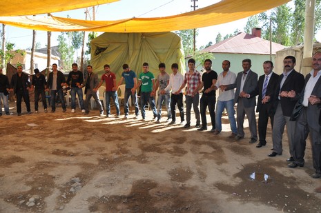 Hakkari'nin Yüksekova ilçesinde 02 - 03 Haziran 2012'de Dünya evine Giren Çiftlerimizi Sizler için Sayfamıza taşıdık. Yüksekova Güncel Ailesi olarak Tüm Çiftlerimize mutluluklar Dileriz. FOTOĞRAFLAR : Yaşar KAPLAN- Rojhat YİĞİT