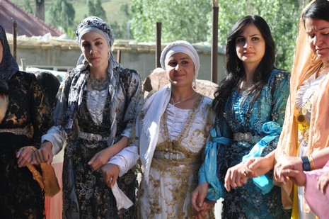 Hakkari'nin Yüksekova ilçesinde 02 - 03 Haziran 2012'de Dünya evine Giren Çiftlerimizi Sizler için Sayfamıza taşıdık. Yüksekova Güncel Ailesi olarak Tüm Çiftlerimize mutluluklar Dileriz. FOTOĞRAFLAR : Yaşar KAPLAN- Rojhat YİĞİT