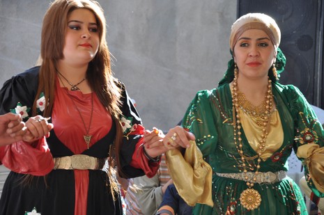 Hakkari'nin Yüksekova ilçesinde 02 - 03 Haziran 2012'de Dünya evine Giren Çiftlerimizi Sizler için Sayfamıza taşıdık. Yüksekova Güncel Ailesi olarak Tüm Çiftlerimize mutluluklar Dileriz. FOTOĞRAFLAR : Yaşar KAPLAN- Rojhat YİĞİT