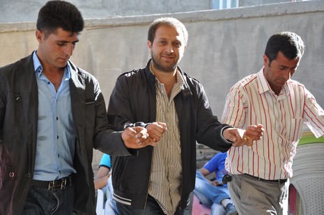 Hakkari'nin Yüksekova ilçesinde 02 - 03 Haziran 2012'de Dünya evine Giren Çiftlerimizi Sizler için Sayfamıza taşıdık. Yüksekova Güncel Ailesi olarak Tüm Çiftlerimize mutluluklar Dileriz. FOTOĞRAFLAR : Yaşar KAPLAN- Rojhat YİĞİT