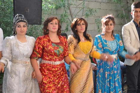 Hakkari'nin Yüksekova ilçesinde 02 - 03 Haziran 2012'de Dünya evine Giren Çiftlerimizi Sizler için Sayfamıza taşıdık. Yüksekova Güncel Ailesi olarak Tüm Çiftlerimize mutluluklar Dileriz. FOTOĞRAFLAR : Yaşar KAPLAN- Rojhat YİĞİT