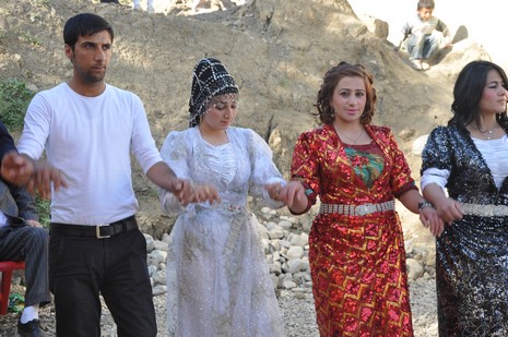 Hakkari'nin Yüksekova ilçesinde 02 - 03 Haziran 2012'de Dünya evine Giren Çiftlerimizi Sizler için Sayfamıza taşıdık. Yüksekova Güncel Ailesi olarak Tüm Çiftlerimize mutluluklar Dileriz. FOTOĞRAFLAR : Yaşar KAPLAN- Rojhat YİĞİT
