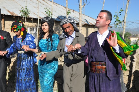 Hakkari'nin Yüksekova ilçesinde 02 - 03 Haziran 2012'de Dünya evine Giren Çiftlerimizi Sizler için Sayfamıza taşıdık. Yüksekova Güncel Ailesi olarak Tüm Çiftlerimize mutluluklar Dileriz. FOTOĞRAFLAR : Yaşar KAPLAN- Rojhat YİĞİT
