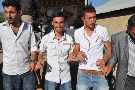 Hakkari'nin Yüksekova ilçesinde 02 - 03 Haziran 2012'de Dünya evine Giren Çiftlerimizi Sizler için Sayfamıza taşıdık. Yüksekova Güncel Ailesi olarak Tüm Çiftlerimize mutluluklar Dileriz. FOTOĞRAFLAR : Yaşar KAPLAN- Rojhat YİĞİT