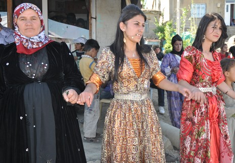Hakkari'nin Yüksekova ilçesinde 02 - 03 Haziran 2012'de Dünya evine Giren Çiftlerimizi Sizler için Sayfamıza taşıdık. Yüksekova Güncel Ailesi olarak Tüm Çiftlerimize mutluluklar Dileriz. FOTOĞRAFLAR : Yaşar KAPLAN- Rojhat YİĞİT