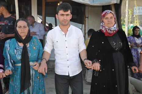 Hakkari'nin Yüksekova ilçesinde 02 - 03 Haziran 2012'de Dünya evine Giren Çiftlerimizi Sizler için Sayfamıza taşıdık. Yüksekova Güncel Ailesi olarak Tüm Çiftlerimize mutluluklar Dileriz. FOTOĞRAFLAR : Yaşar KAPLAN- Rojhat YİĞİT
