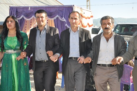 Hakkari'nin Yüksekova ilçesinde 02 - 03 Haziran 2012'de Dünya evine Giren Çiftlerimizi Sizler için Sayfamıza taşıdık. Yüksekova Güncel Ailesi olarak Tüm Çiftlerimize mutluluklar Dileriz. FOTOĞRAFLAR : Yaşar KAPLAN- Rojhat YİĞİT