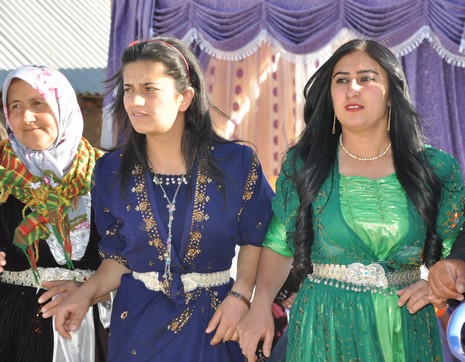 Hakkari'nin Yüksekova ilçesinde 02 - 03 Haziran 2012'de Dünya evine Giren Çiftlerimizi Sizler için Sayfamıza taşıdık. Yüksekova Güncel Ailesi olarak Tüm Çiftlerimize mutluluklar Dileriz. FOTOĞRAFLAR : Yaşar KAPLAN- Rojhat YİĞİT