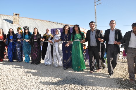 Hakkari'nin Yüksekova ilçesinde 02 - 03 Haziran 2012'de Dünya evine Giren Çiftlerimizi Sizler için Sayfamıza taşıdık. Yüksekova Güncel Ailesi olarak Tüm Çiftlerimize mutluluklar Dileriz. FOTOĞRAFLAR : Yaşar KAPLAN- Rojhat YİĞİT