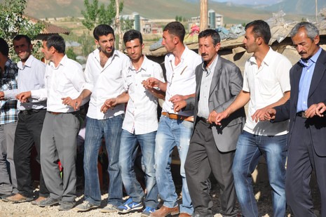 Hakkari'nin Yüksekova ilçesinde 02 - 03 Haziran 2012'de Dünya evine Giren Çiftlerimizi Sizler için Sayfamıza taşıdık. Yüksekova Güncel Ailesi olarak Tüm Çiftlerimize mutluluklar Dileriz. FOTOĞRAFLAR : Yaşar KAPLAN- Rojhat YİĞİT